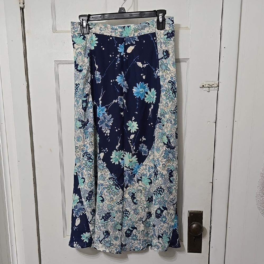 Componix Floral Blue and Cream Women's Skirt